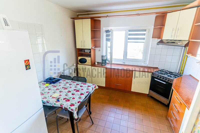 Decebal, apartament decomandat, 10 min. metrou P-ta Muncii